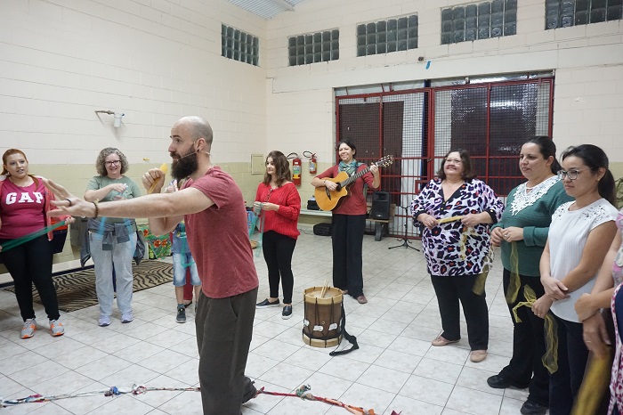 ESCOLA EM MOVIMENTO: BRINCADEIRAS NAS FORMAÇÕES