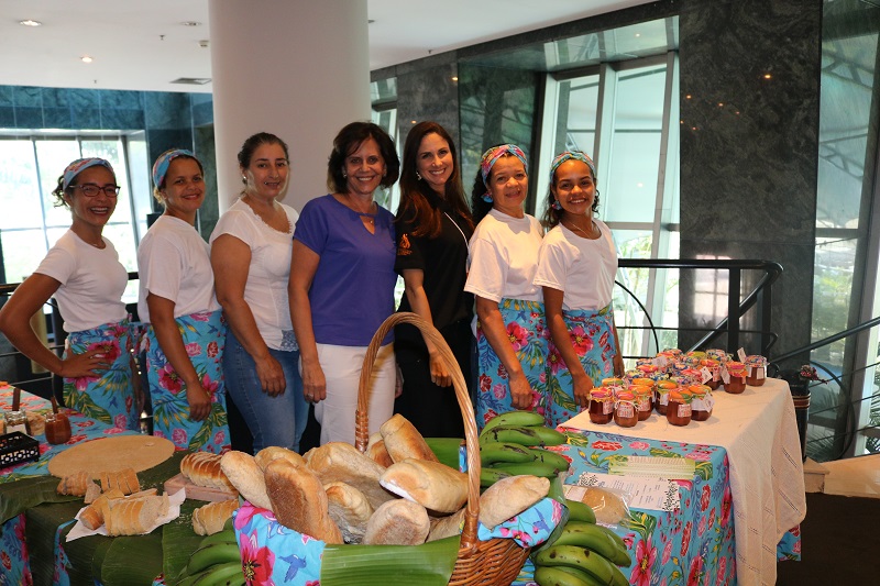 MULHERES DE CAMBURY APRESENTAM PRODUTOS EM REUNIÃO DA ARCOR DO BRASIL